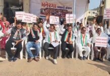 મોડાસા : કોંગ્રેસે ચાર રસ્તા પર મનરેગા બચાઓ સંગ્રામ હેઠળ ધરણા પ્રદર્શન યોજાયું, રોજગારી આપોના નારા ગુંજ્યા