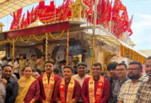 સાબરકાંઠા: રેન્જ આઈજી ,એસપી સહિત પોલીસ પરિવારે ખેડબ્રહ્મા માતાજી મંદિરે પોલીસ બેન્ડ સાથે ધ્વજા ચઢાવી