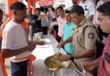 અરવલ્લી : SP મનોહરસિંહ જાડેજાએ પત્રકારોના વિસામામાં પદયાત્રીઓની સેવા કરી