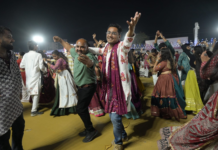 હો રસિયો રૂપાળો રંગ રેલીયો રે ઘેર જાવુ ગમતું નથી હે મારા માથે છે યમનાજીની હેલ રે ઘેર જાવુ ગમતું નથી