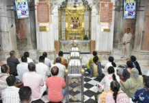 અરવલ્લી : 174 મુસાફરોના જીવનની રક્ષા કરનાર પાયલોટ સ્મિત મચ્છરેના શીઘ્ર સ્વાસ્થ્યલાભ માટે શામળાજી મંદિરમાં વિશેષ પ્રાર્થના