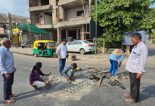 અરવલ્લી : મોડાસાના આઇકોનિક રોડની રજૂઆત બાદ ગટરના ઢાંકણાંનું સમારકામ શરૂ,વાહનચાલકોને રાહતની આશા